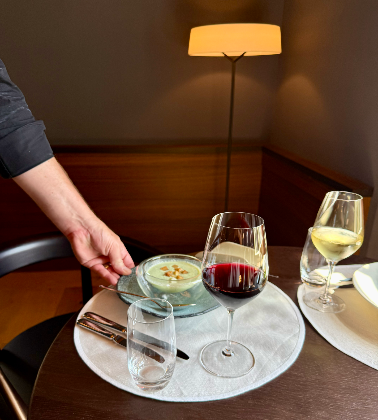 Wirtschaft Zwei Raben – Tisch mit Wein und Gang