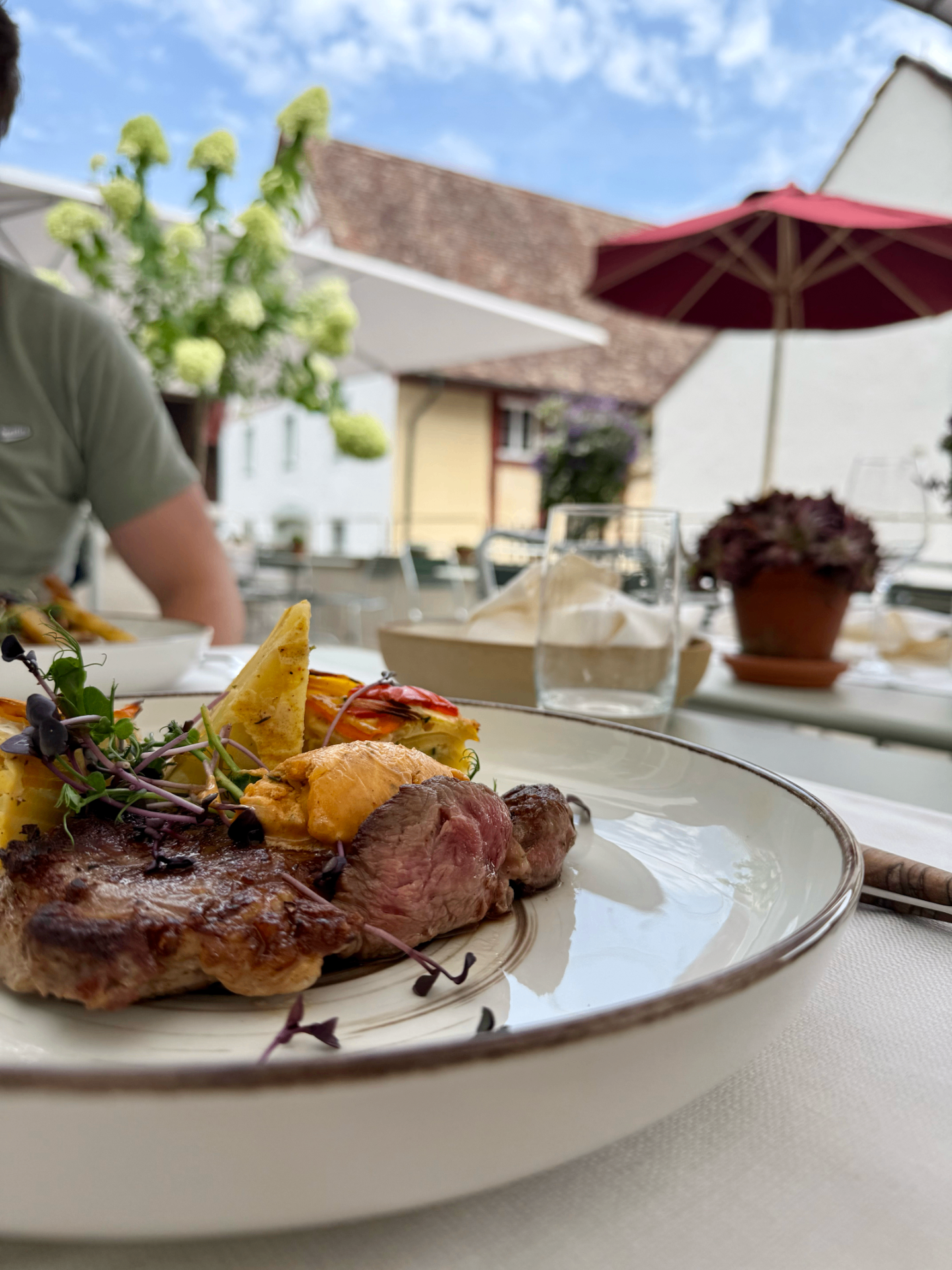 Wirtschaft Zwei Raben – Garten mit Teller
