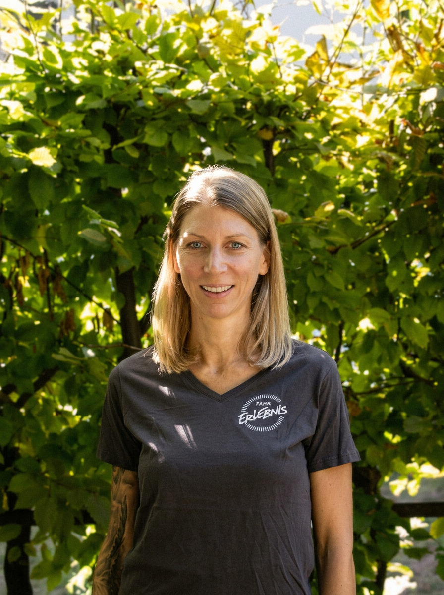 Portrait von Sabrina Bernasconi vor grüner Hecke